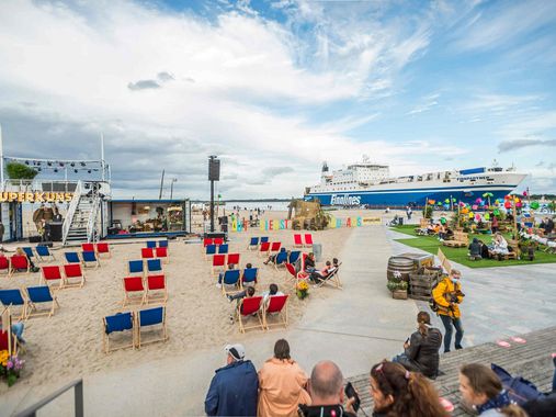 Travemünder Strand beim Weite Welt Festival, Finnlines im Hintergrund 
