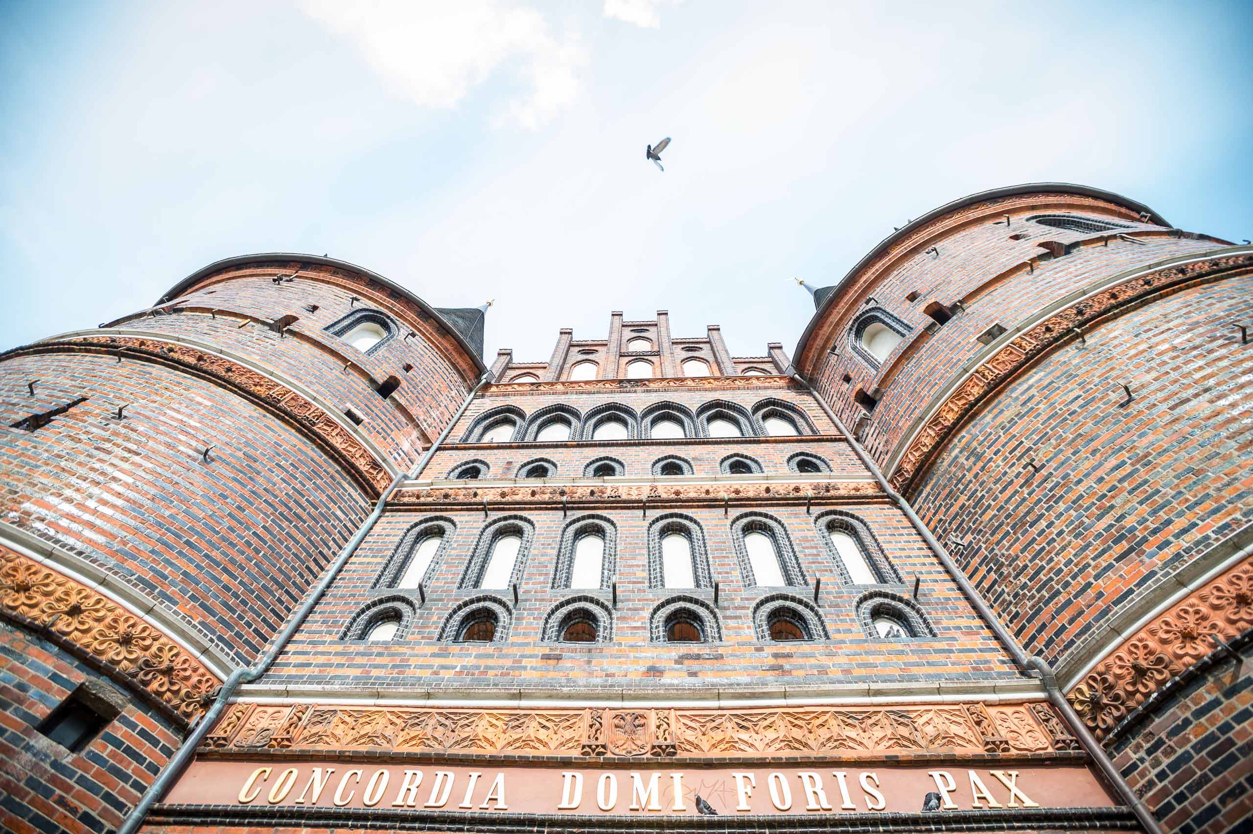 Aufsicht auf die Fassade des Holstentors