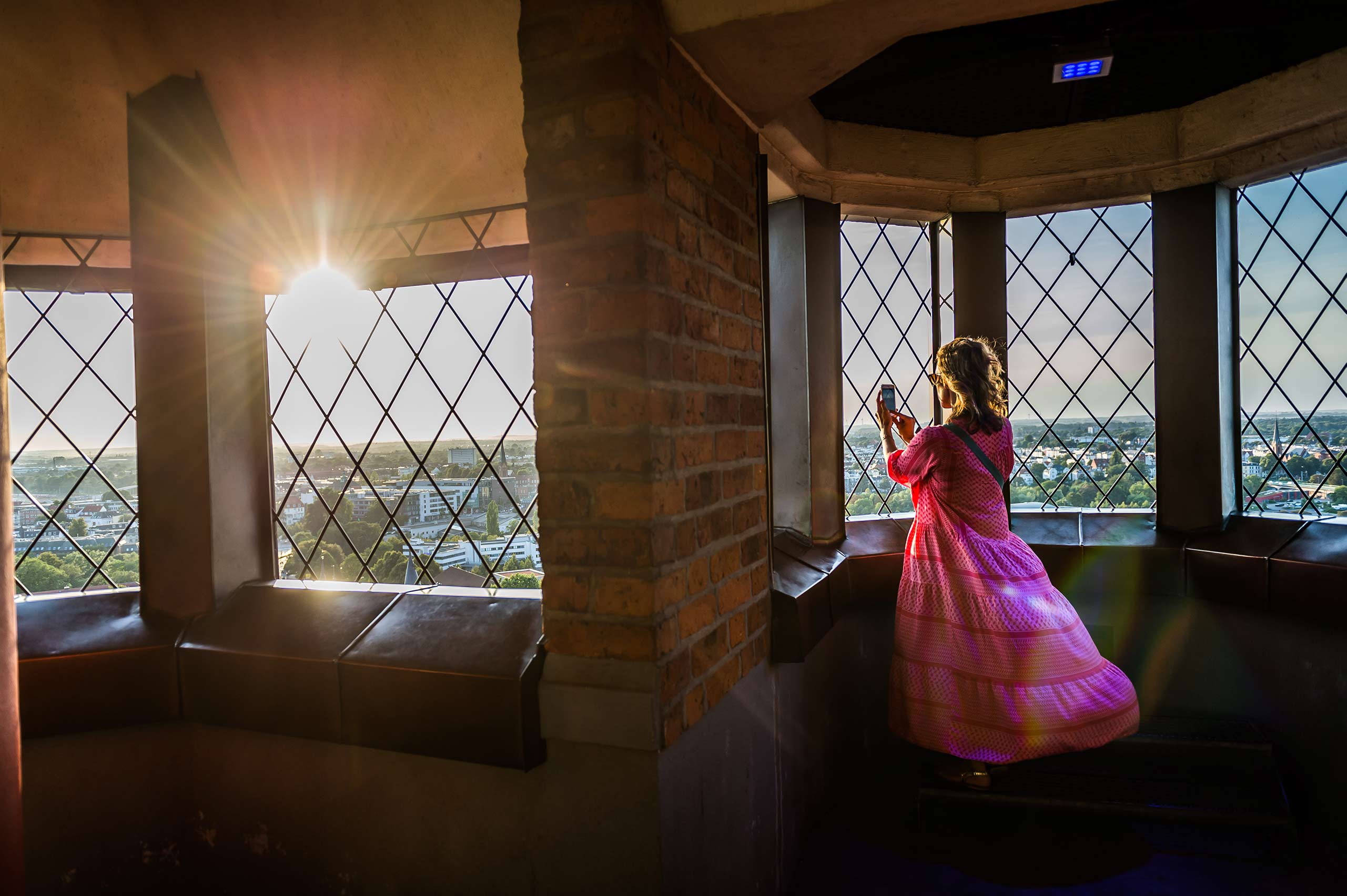 Fotografierende Frau auf der Aussichtsplattform der St.Petri am Abend