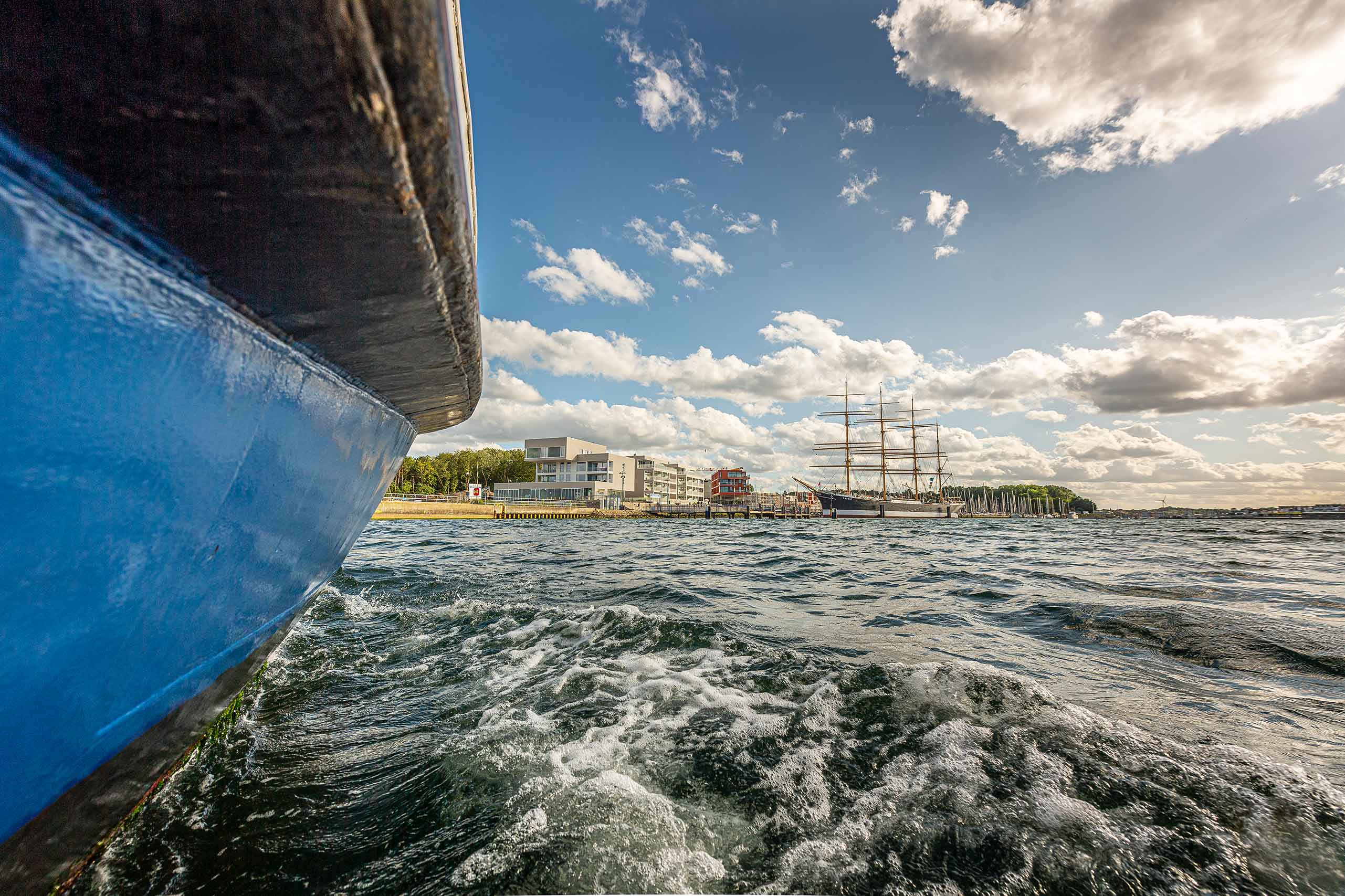 Fähre auf dem Wasser mit Blick auf den Priwall