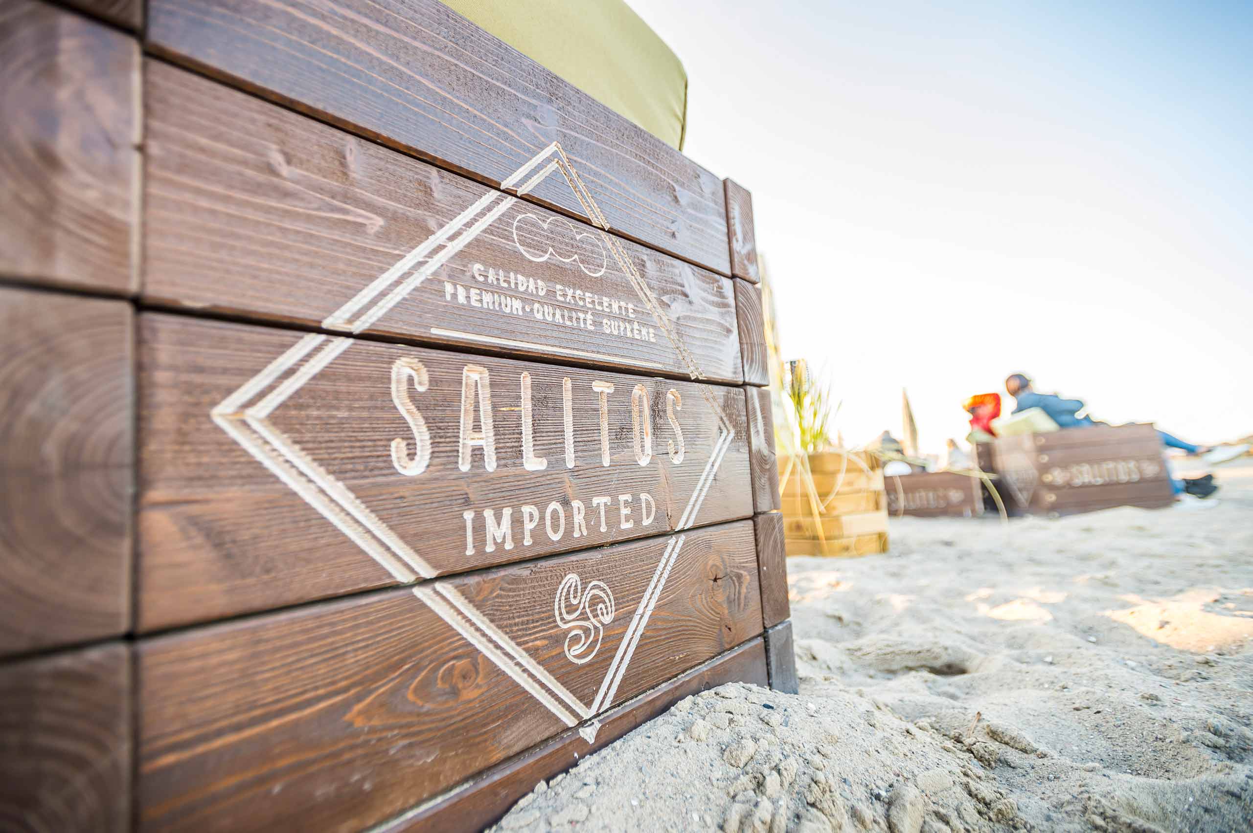Holzkiste im Sand in der Beachlounge