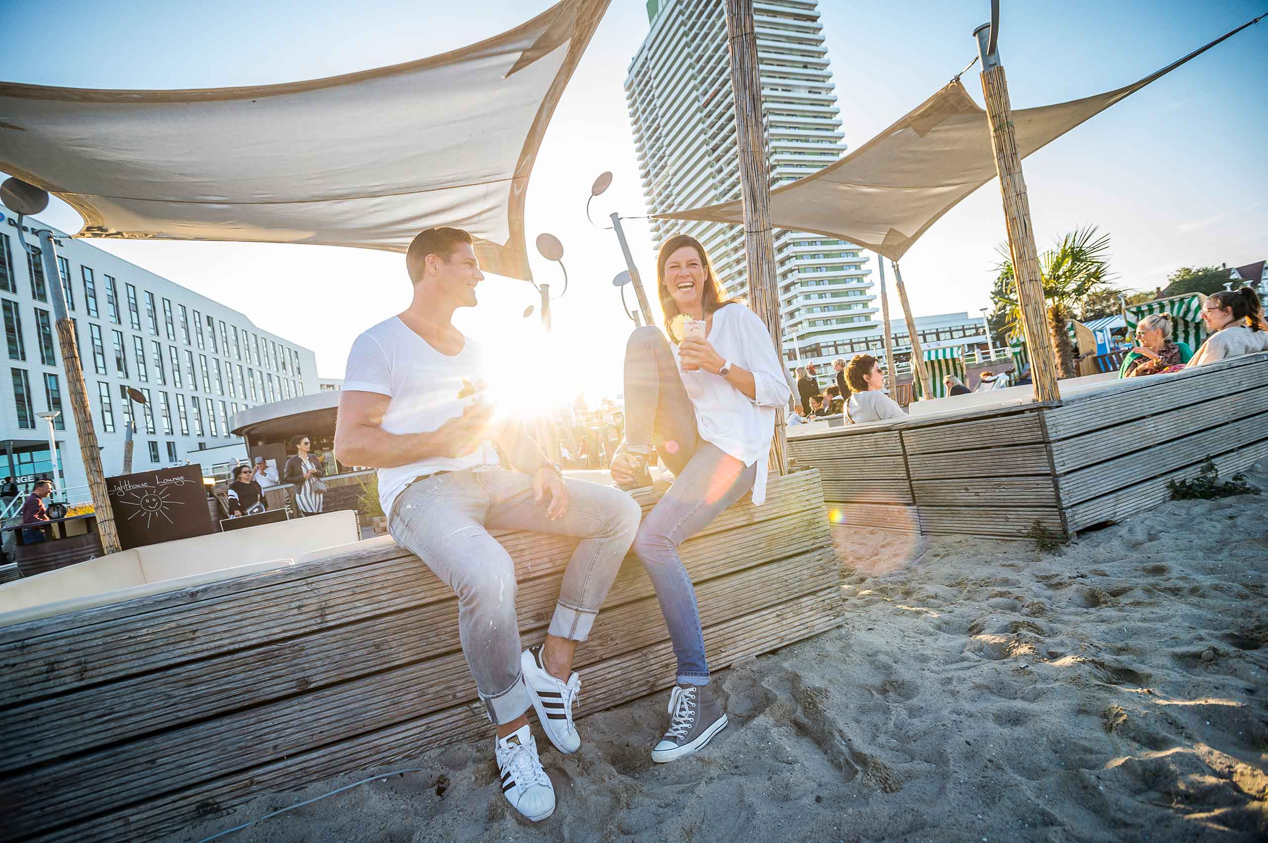 Paar trinkt Cocktails in der Beachlounge