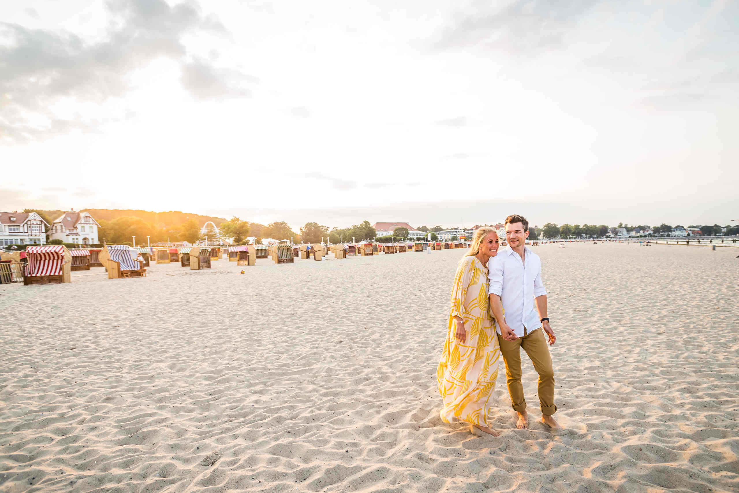 Paar spaziert am Travemünder Strand entlang