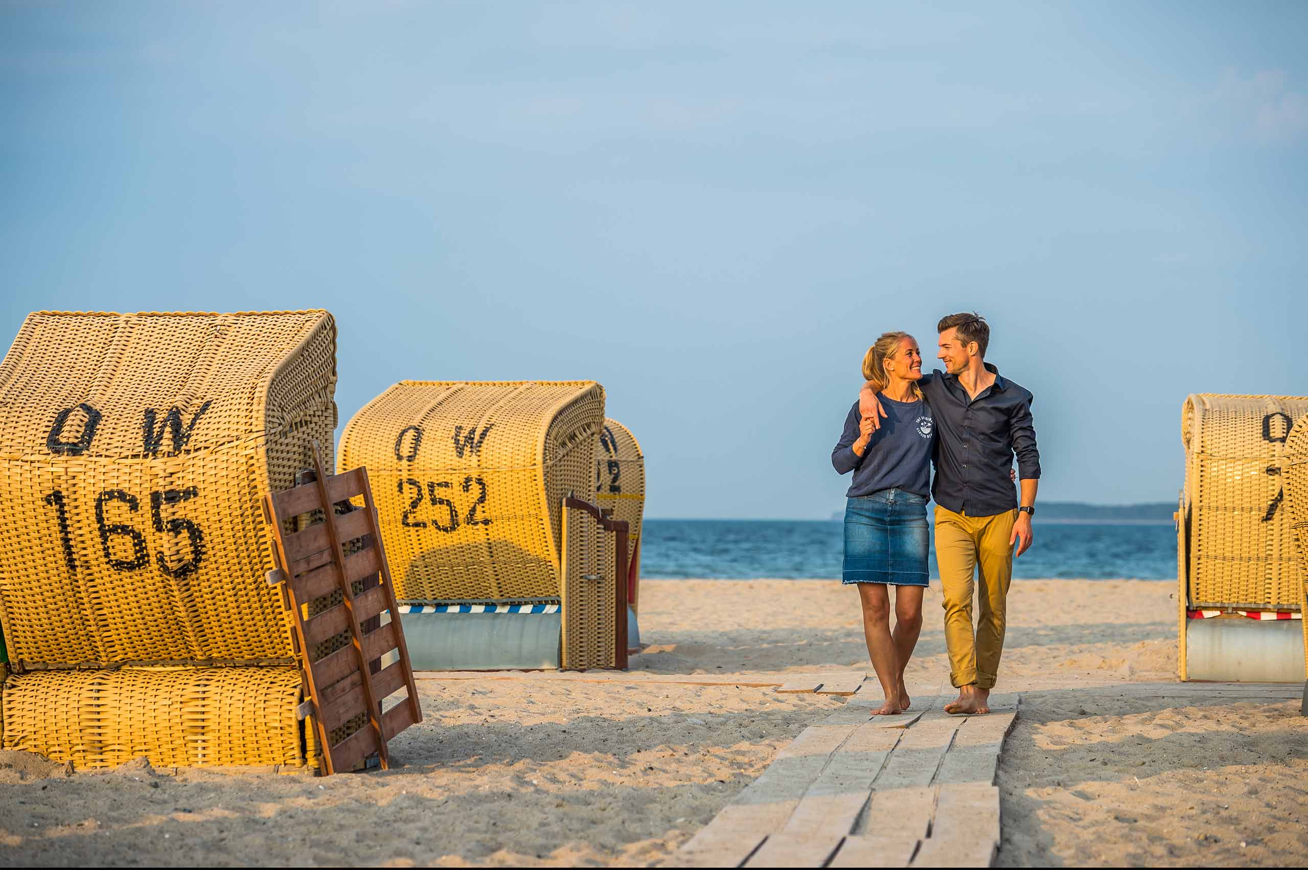 Paar am Travemünder Strand bei Sonnenuntergang