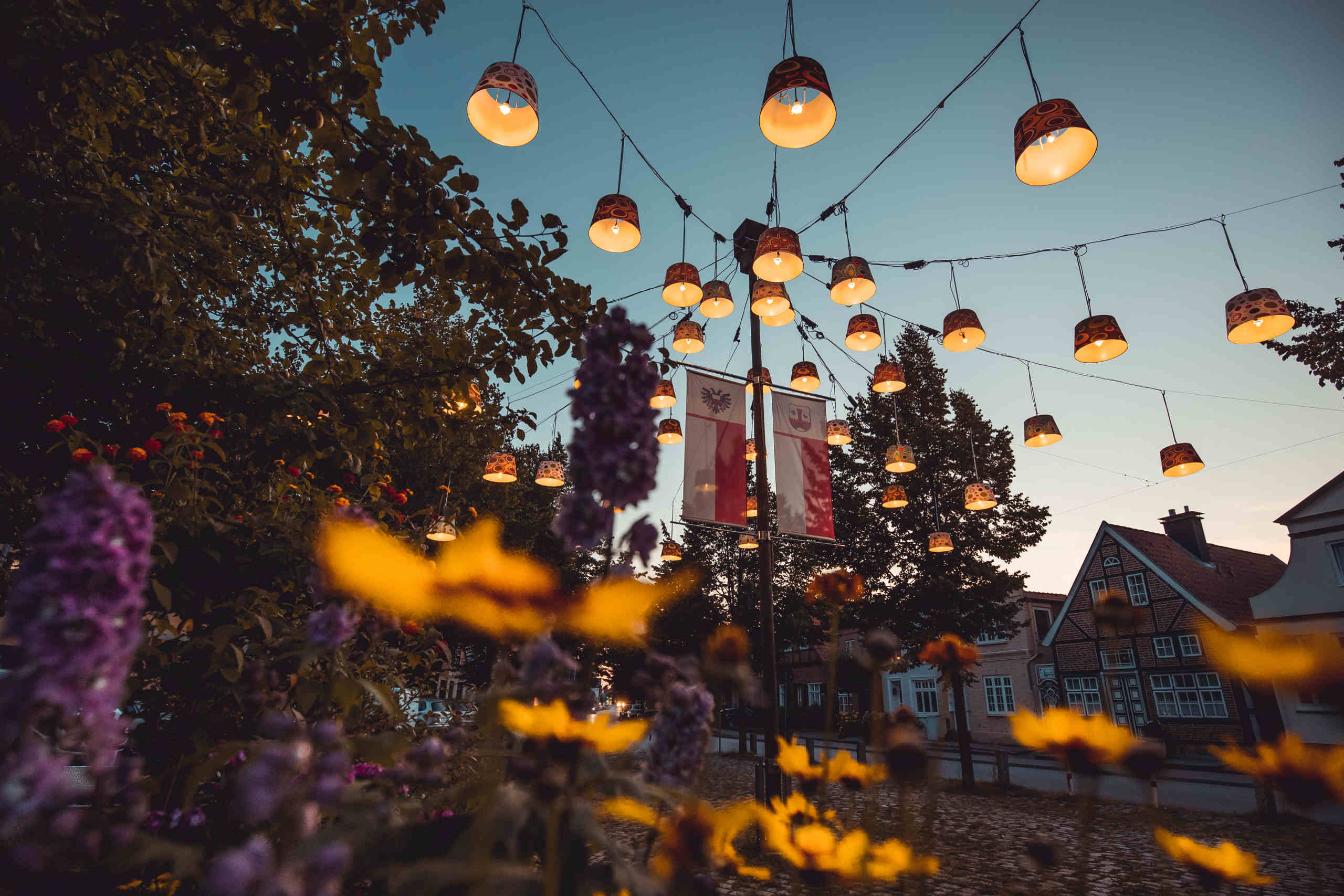 Lampenschirme bei Nacht am Markt in Travemünde