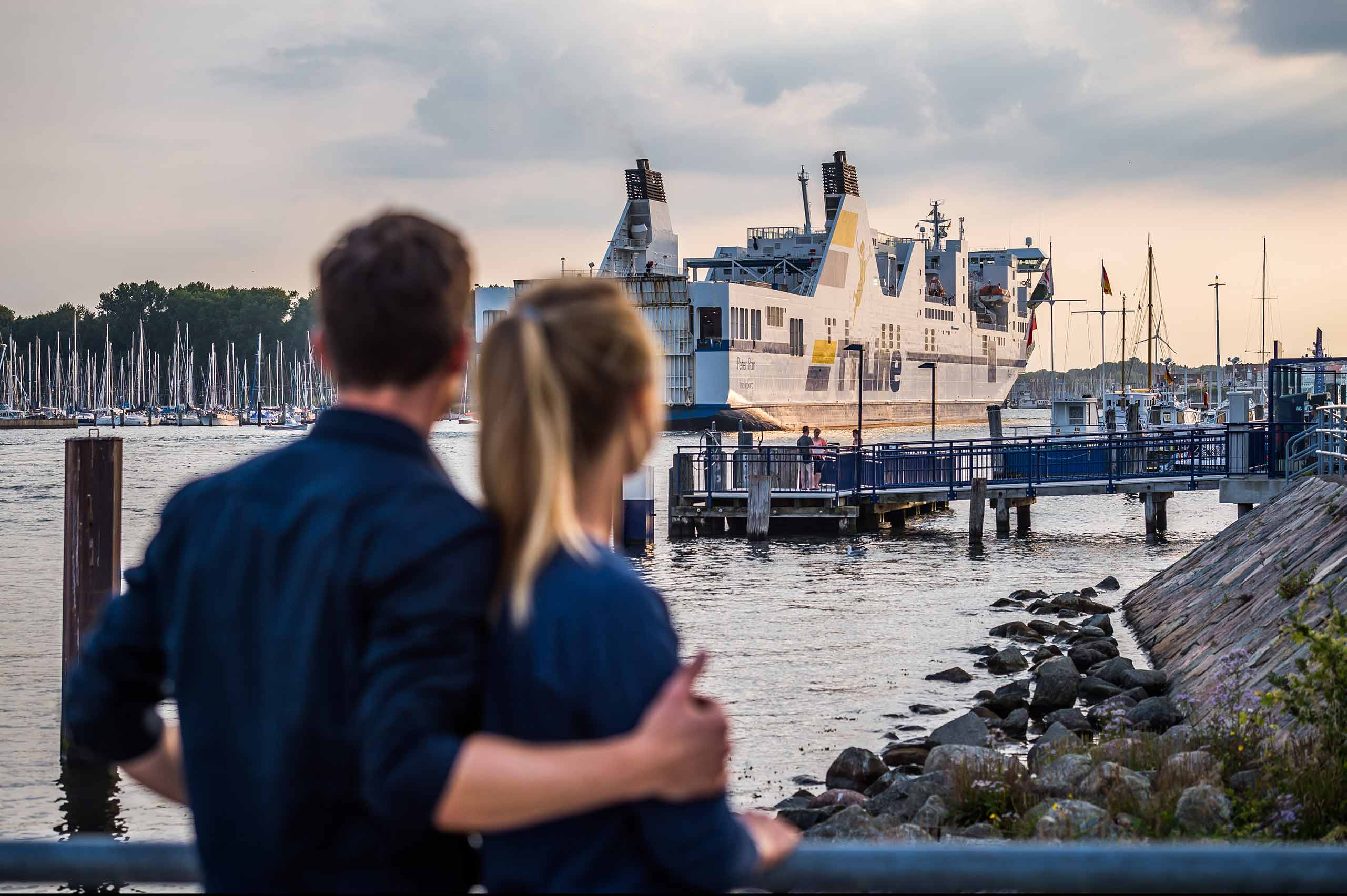 Paar beim Schiffe gucken in Travemünde
