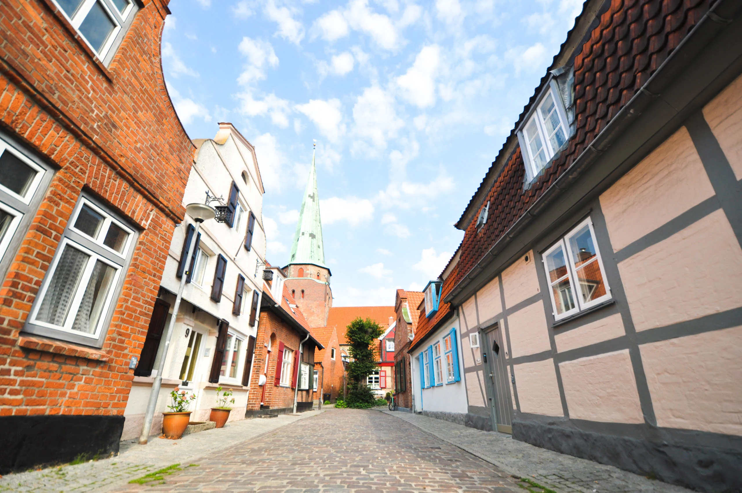 Travemünder Altstadt mit Blick auf die St. Lorenz Kirche
