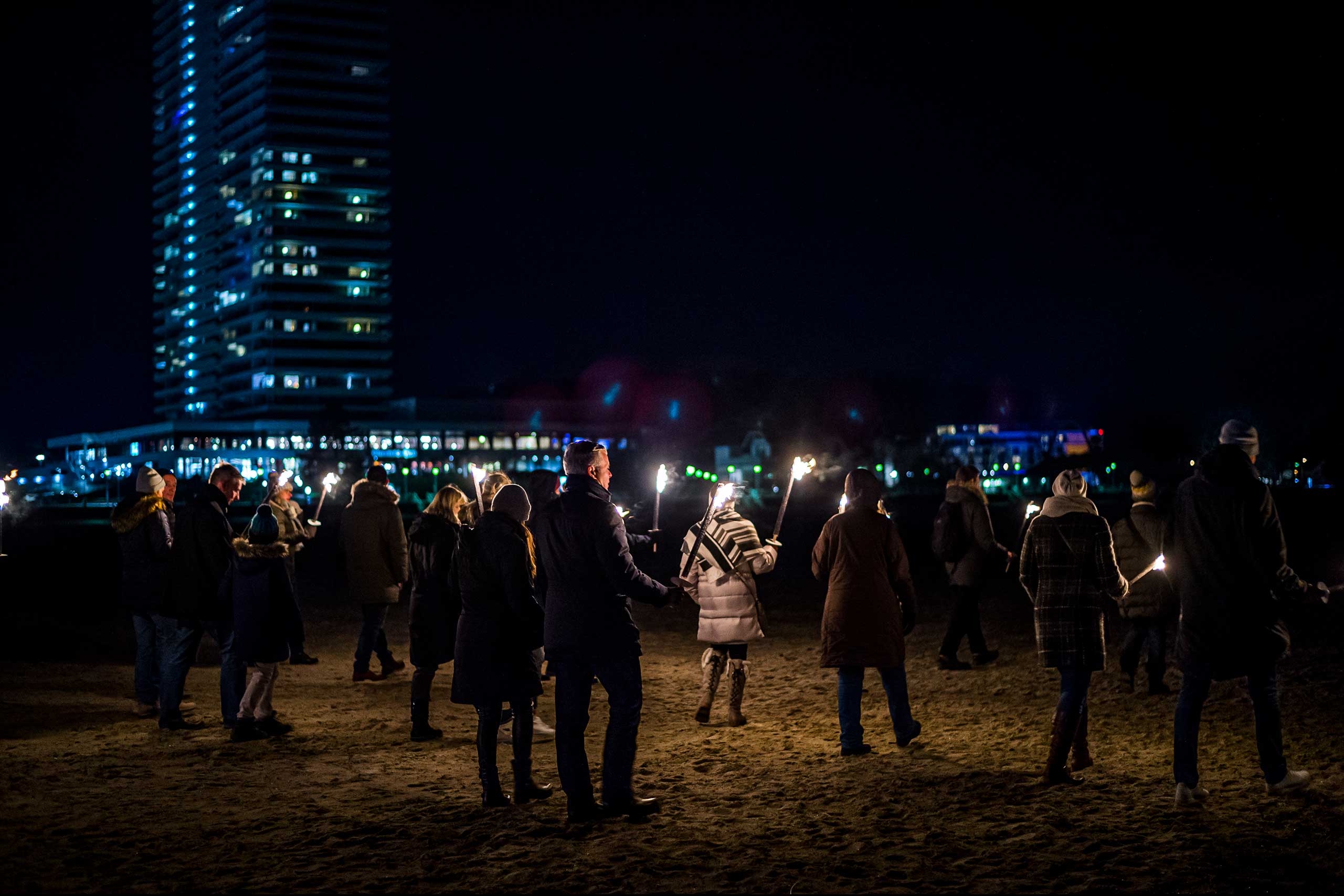Fackelwanderung in Travemünde am Strand