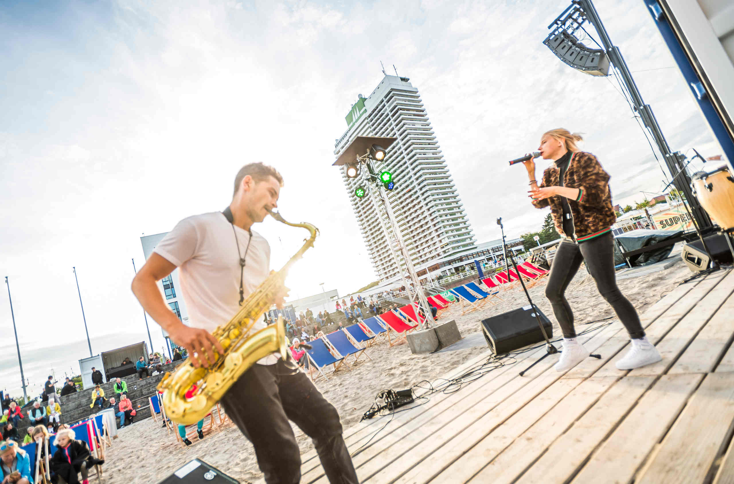 Saxophonist und Sängerin beim Weite Welt Festival